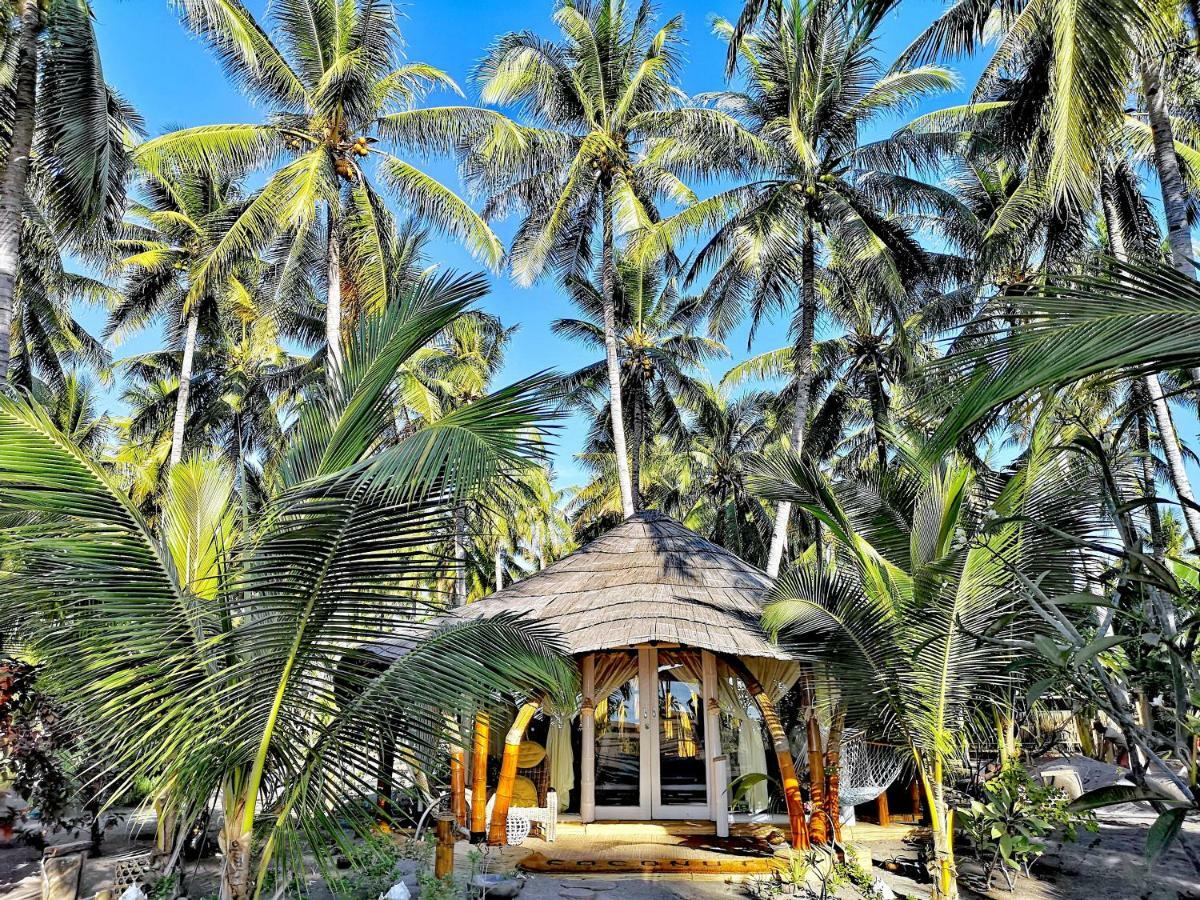Coconut Garden Beach Resort Maumere Room photo